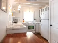 Indian Lake Treehouse Waterfront Cottage Hotels in Stokes Township