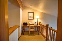 Mountain 4bed 5bath Townhome w Pool, Hot tub, Shuttle, just steps to base. - 4-Star