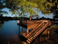 Modern Lakefront Treehouse with Pedal Boat, 2 Kayaks, Sun Deck and Arcade - Wifi