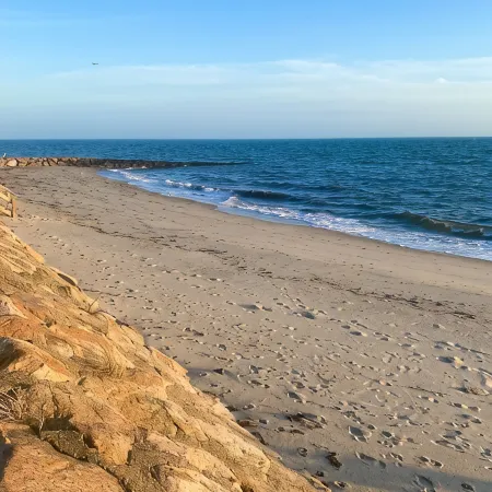 Cape Cod Beach Cottage-2 bdrm, 1 bath, full kitchen and two minute walk to beach