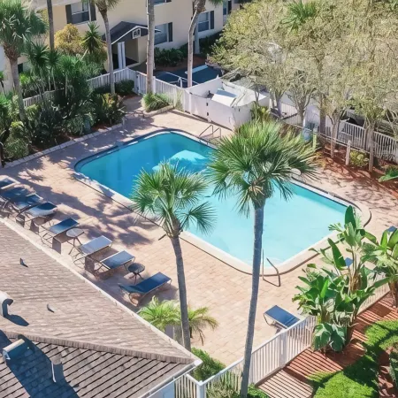 5 Min>Beach Remodeled 2 bed 2 Bath Condo With Pool and Grill and King bed!