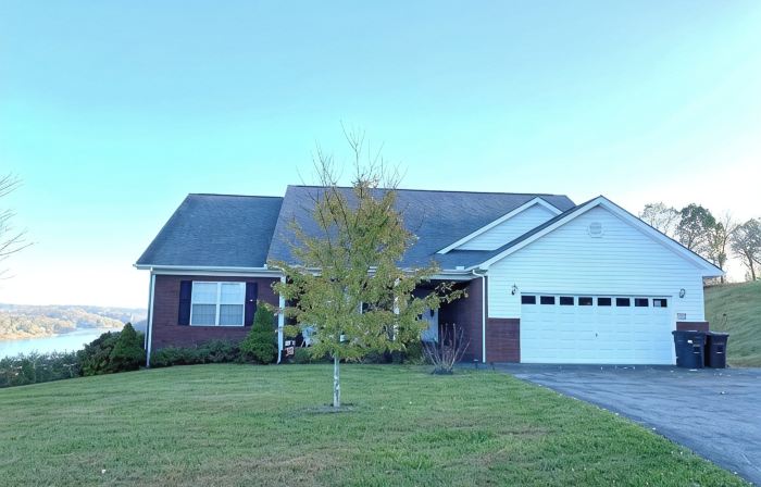 Falcons Crest @ Sugar Hollow (Huge home with Covered Slip and Reserved Parking)
