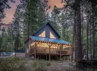Newly owned Cabin w/ private hot tub, A/C & covered deck - Dog Friendly!