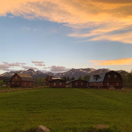 Luxury Cabin Near Two Medicine Lake