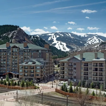 Steps from Riverfront Gondola, Modern Cozy Condo, Free Underground Parking