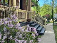 Swing Garden Retreat w/ Fire Pit & Pergola/Sleeps 16 Comfortably