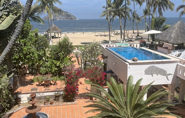 One bedroom oceanfront guesthouse.