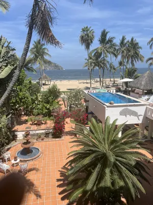 One bedroom oceanfront guesthouse.
