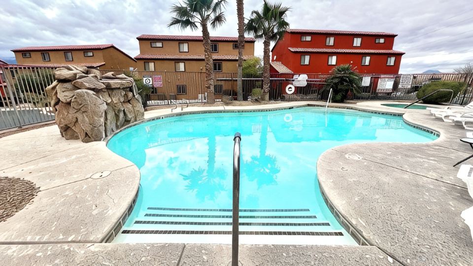 Full amenities in kitchen, bathroom and bedrooms with gym, Pool and Hot Tub