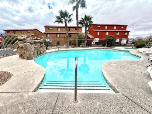 Full amenities in kitchen, bathroom and bedrooms with gym, Pool and Hot Tub - 4-Star