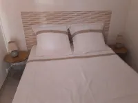 Newly renovated apartment/studio, garden level, quiet location, walking distance to beach and shops - 3星級
