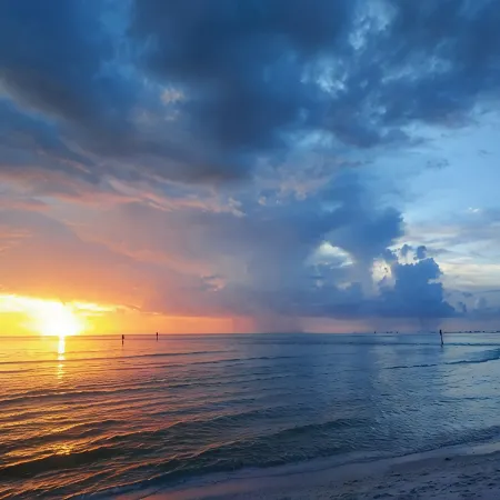 Flash Summer Special – 4Br Beach House with Large Heated Pool