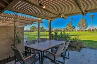 Gorgeous updated home with great views of the golf course and mountains. - 2 stjerner