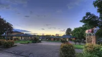 Rest Point Motor Inn - parking