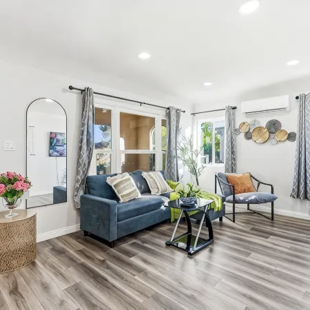 Prime Location: Remodeled 2-Bed/1-Bath with Private Entrance！
