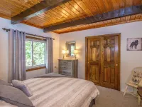 Loose Moose Lodge – Family Chalet, Fireplace, Ski! Hotels in Glen
