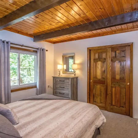 Loose Moose Lodge – Family Chalet, Fireplace, Ski!