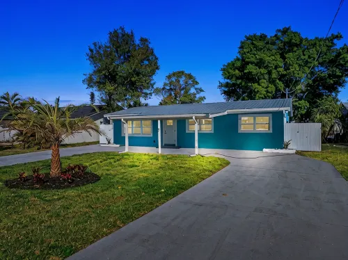 The Blue River House. 3-bedroom Pool house in peaceful Fort Myers with AC, WiFi - Homestays