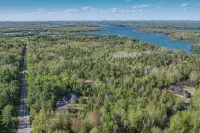 Downeast Retreat: Private Acreage, Contemporary Design & Easy Beach Access - Homestays