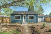 Cozy Cottage Near it All - 방갈로