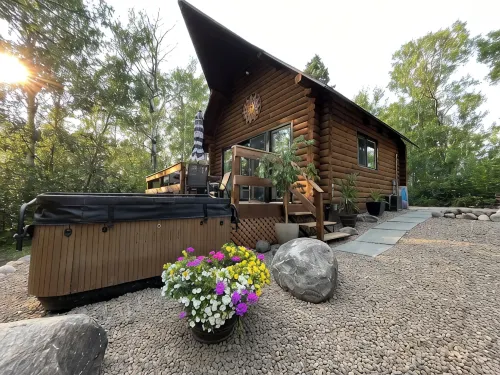 Sand Lake Log Cabin with Hot Tub - Homestays