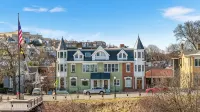 Breathtaking views of Pittsburgh from Mt. Washington! Rooftop deck + parking!