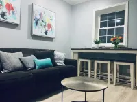 HOT TUB & New Stylish Saratoga County Efficiency - Homestays