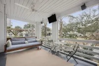 Historic Beach Cottage / Steps to Beach & Dining - 4-Sterne
