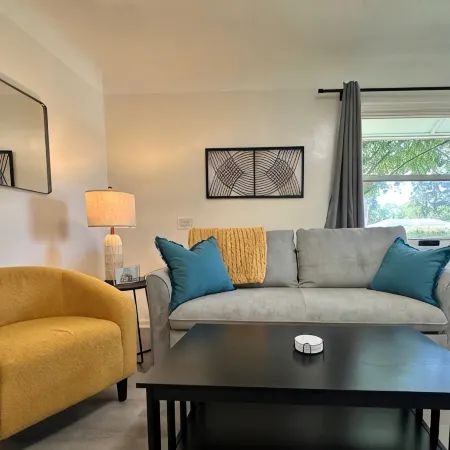KING bed, Pet Friendly, Modern Retreat, CLE-BW