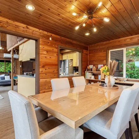 Charming 3-bedroom cabin in Woodinville with AC, WiFi
