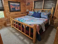 Relaxing 2 bedroom 2 bath cabin minutes from Dahlonega city center!