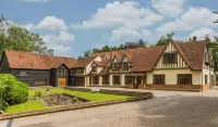 Great Hallingbury Manor - ที่มีที่จอดรถ
