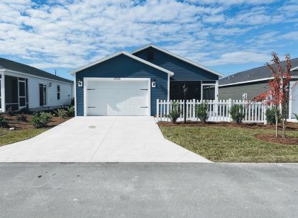 Modern Ultra Clean Patio Villa! Great location in the Villages!
