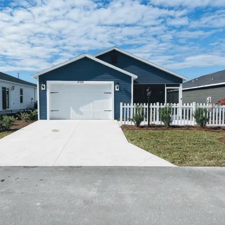 Modern Ultra Clean Patio Villa! Great location in the Villages!