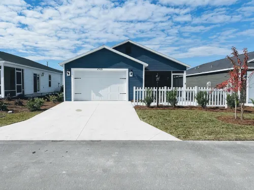 Modern Ultra Clean Patio Villa! Great location in the Villages!