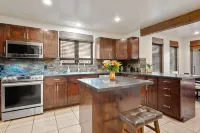 5bd, 3.5bath home - family & pet friendly,11 min to downtown area, fireplaces - Homestays