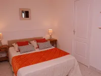 Nice studio, spacious, air-conditioned, near village, sea view in small residence. Hotels in Cargese