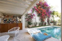 Casa DeDe, Classic Bahamian Home with Panoramic Views of the Ocean - 수영장