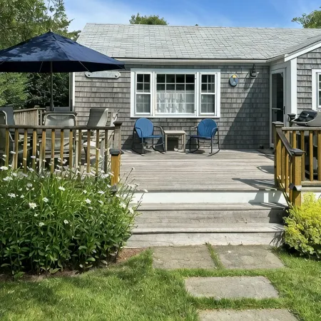 Walk to Town! Bike or Bus to Beach! Charming Cottage- Leeward- on Private Lane