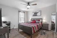 Entire Modern Home in Prime Dining & Shopping Area - Homestays