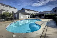 Quiet Island Hideaway with private beach access/pool, near shops and food. - 2-Star