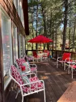 Nestled in the pines on 2 acres, secluded, close-to-nature house. Pet-Friendly! - balcón