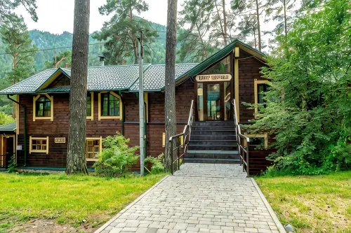 Kedroviy Ostrov (Сhemal) Hotel - parking