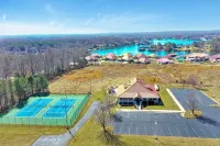 "Hook, Wine, and Sinker" Large 5-bed lakefront villa-pool, hot tub, and courts - Villas