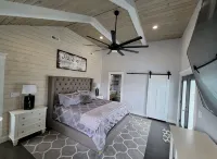 HOT TUB & Bicycles - Walking distance to the BEACH, bay, restaurants, & shopping - balcony
