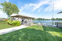 Phoebe’s Waterfront Lakehouse . Close to Mad River Mountain Skiing & Cranberry's - 4-Star