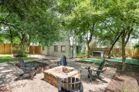 Luxury Austin Retreat for Families & Groups, Pool + Spa, Sleeps 15 - บังกะโล