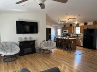 Sleeps up to 14 people, 5 minutes from downtown, handicap accessible. - 3つ星