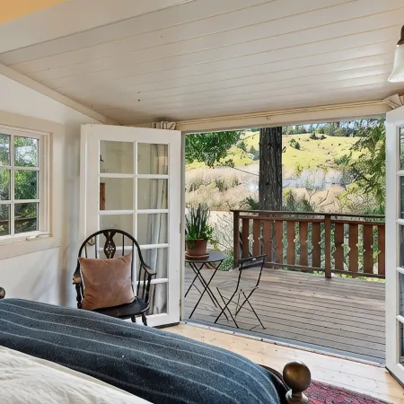 Cozy Riverview Cottage Retreat - walk to hiking trails & downtown Duncans Mills