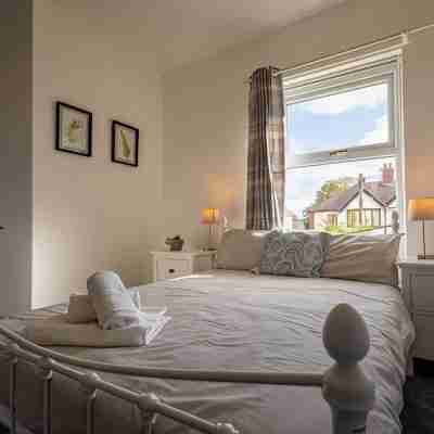 Spacious, sleeps 8, dog friendly, safe garden Rooms